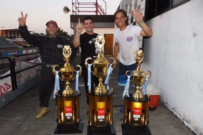 El Campeón Martin Cornet, el subcampeón Jorge Prunier y el tercero en el torneo Adrian Ciocci con sus respectivas copas.